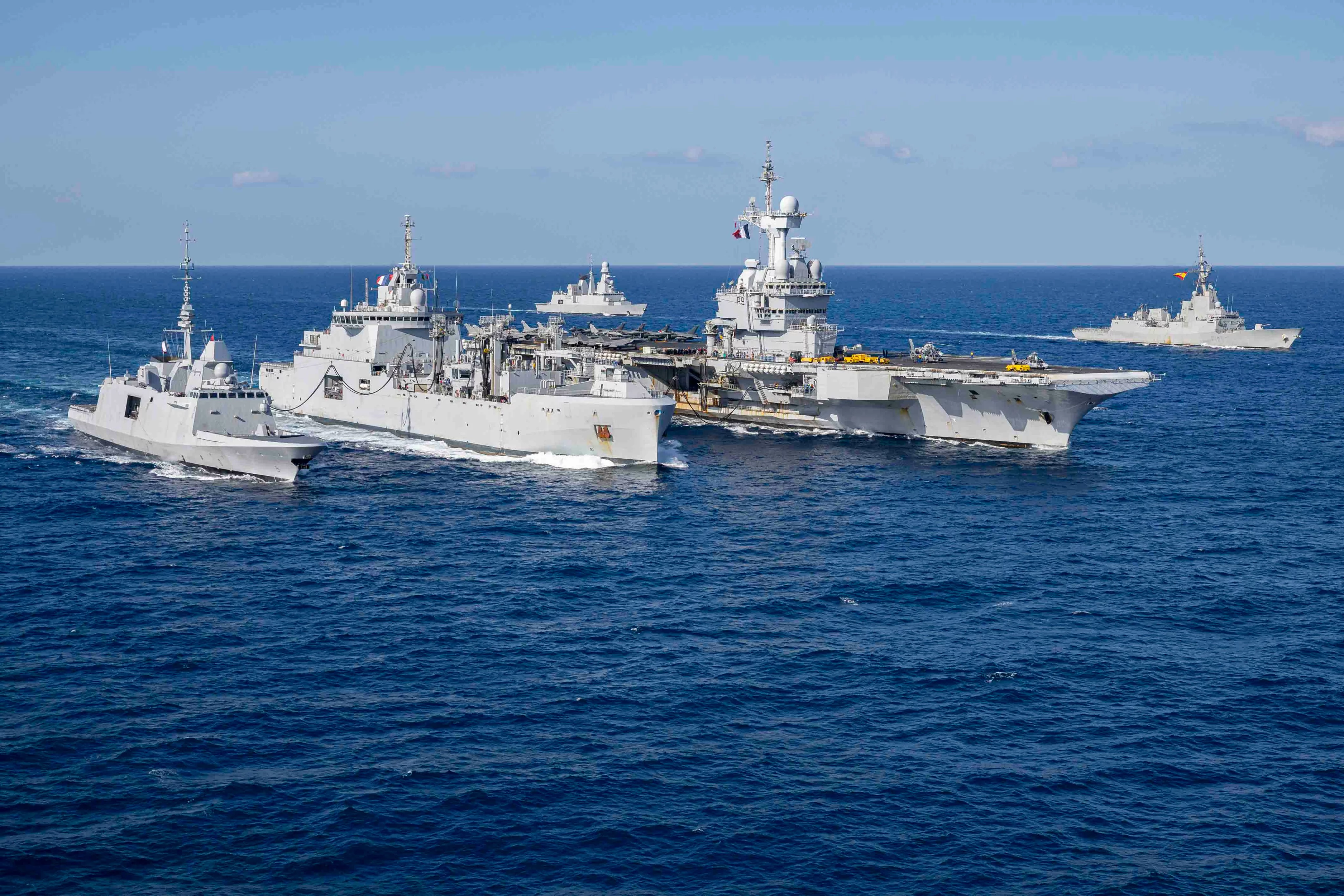 Le groupe aéronaval entourant le porte-avions Charles de Gaulle