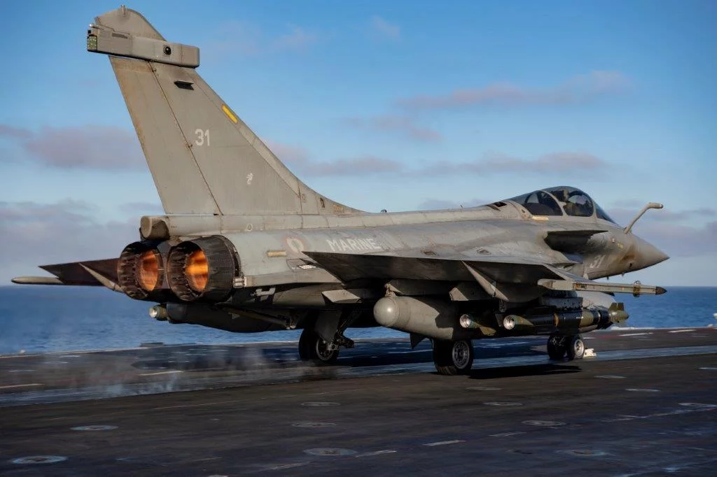 Un Rafale marine décolle du Charles de Gaulle