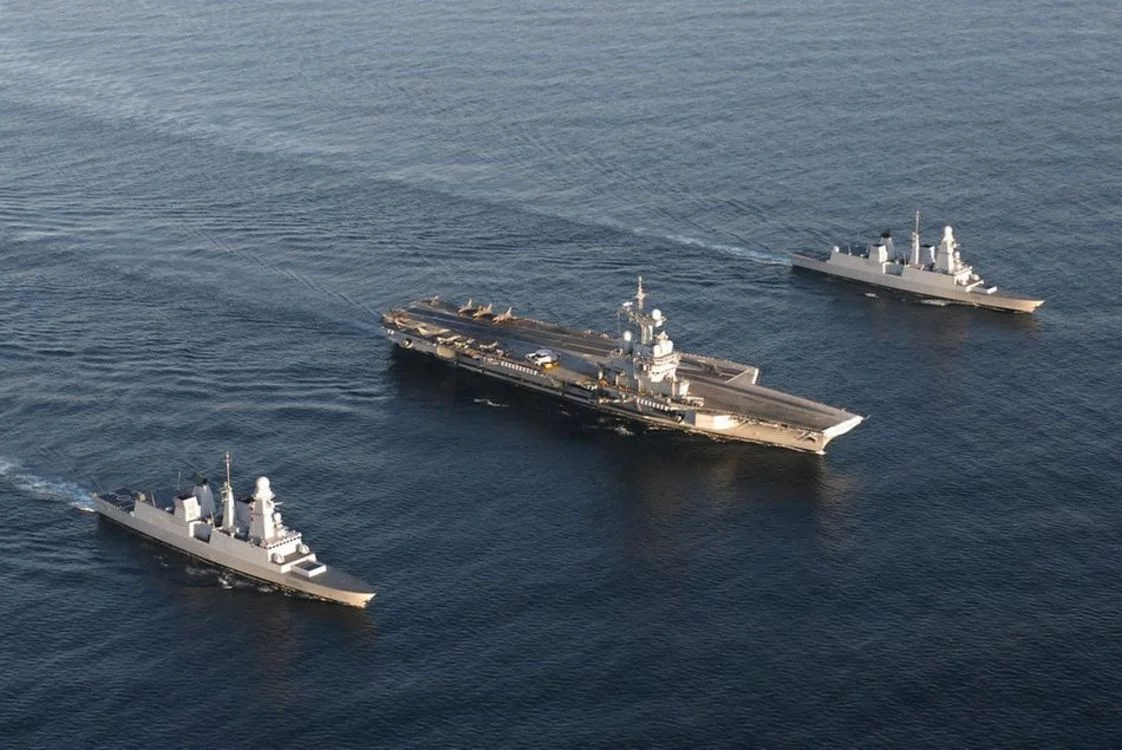 Le Chevalier Paul et le Forbin en compagnie du Charles de Gaulle