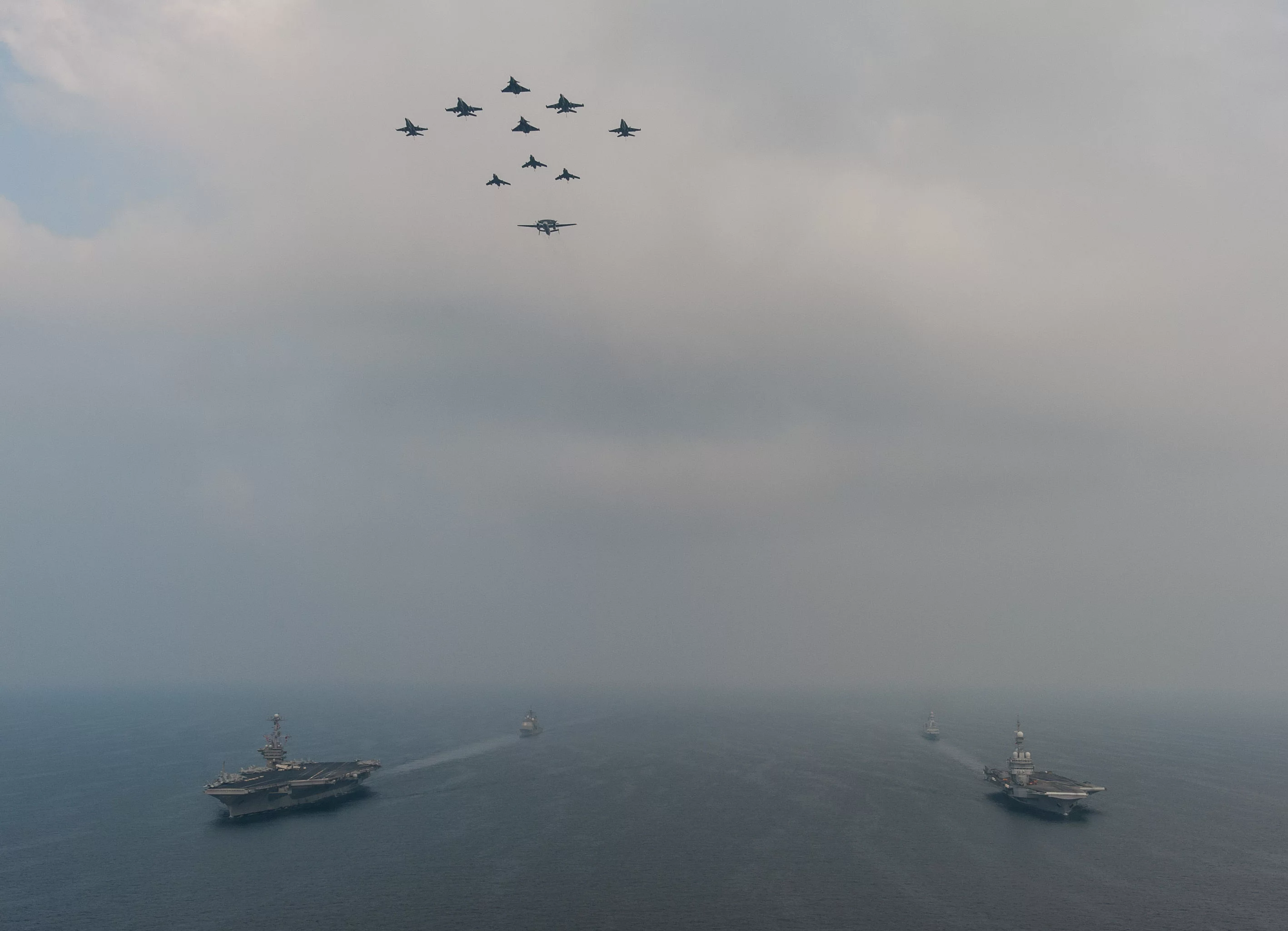 Des avions français et américains survolent les porte-avions USS Harry S. Truman et Charles de Gaulle