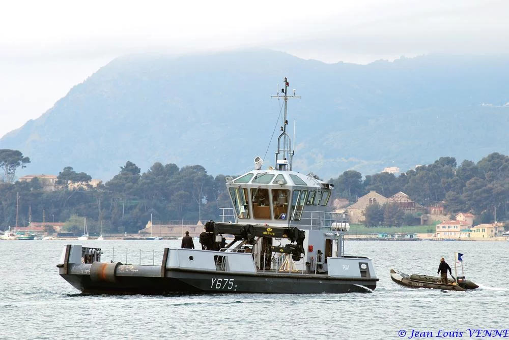 Un des pontons-grue du port de Toulon