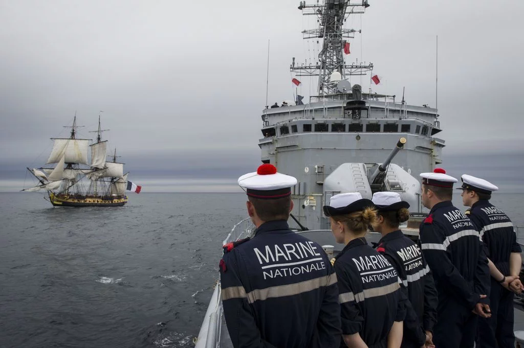 La frégate Hermione saluée par la Marine nationale lors de son arrivée à Brest