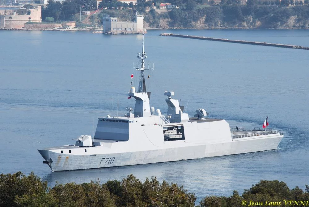 la frégate Lafayette effectue des boucles magnétiques