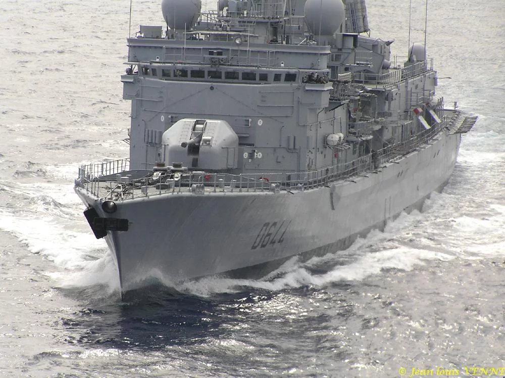 La frégate Primauguet se présente pour un ravitaillement à la mer