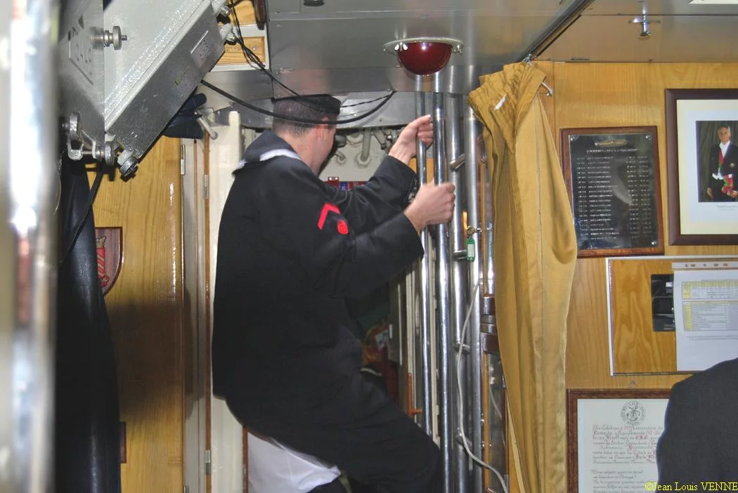 Descente du panneau avant