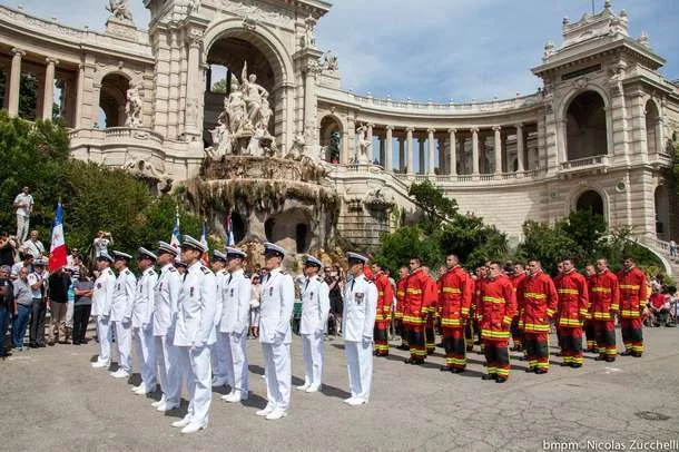 Remise de casque à une nouvelle promotion de marins-pompiers de Marseille
