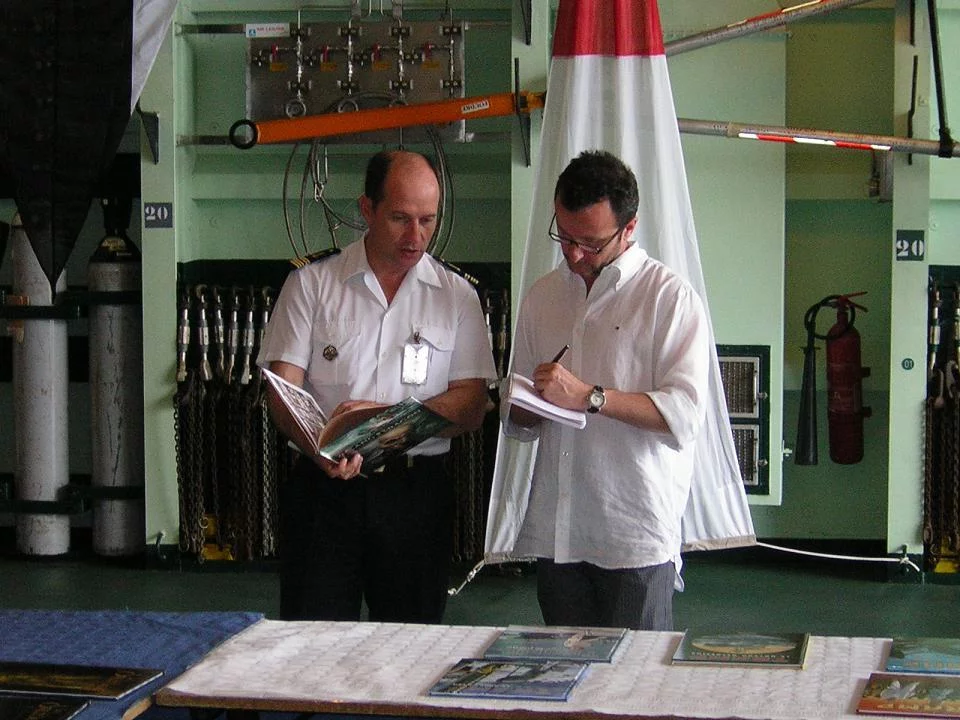 Le commandant répond aux questions des journalistes