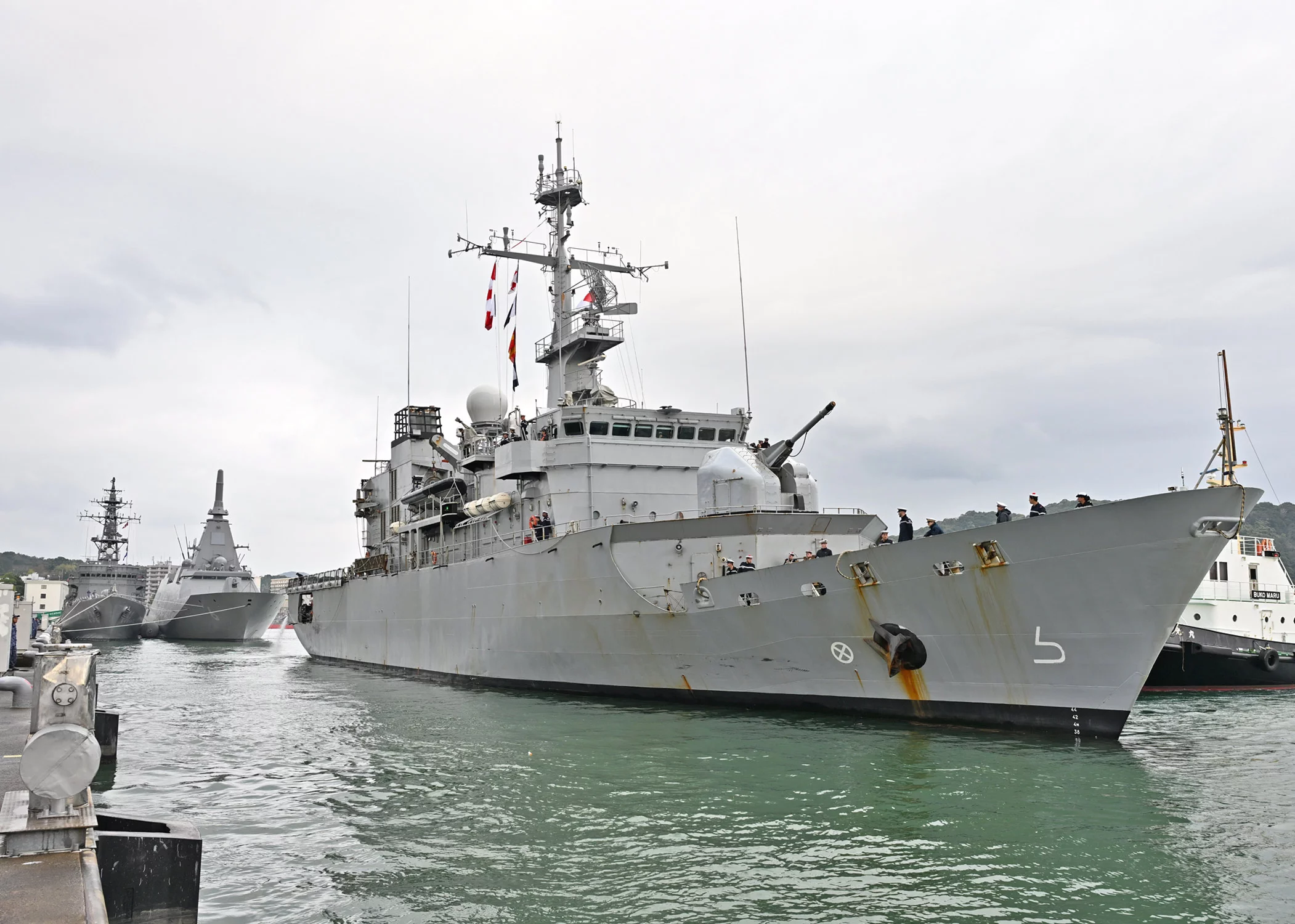 Arrivée de la frégate Prairial dans le port de Maizuru (Japon)