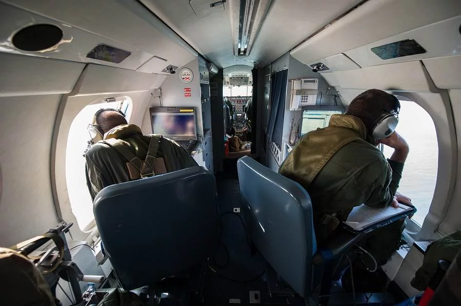 L'équipage d'un Falcon 50 participe aux recherches