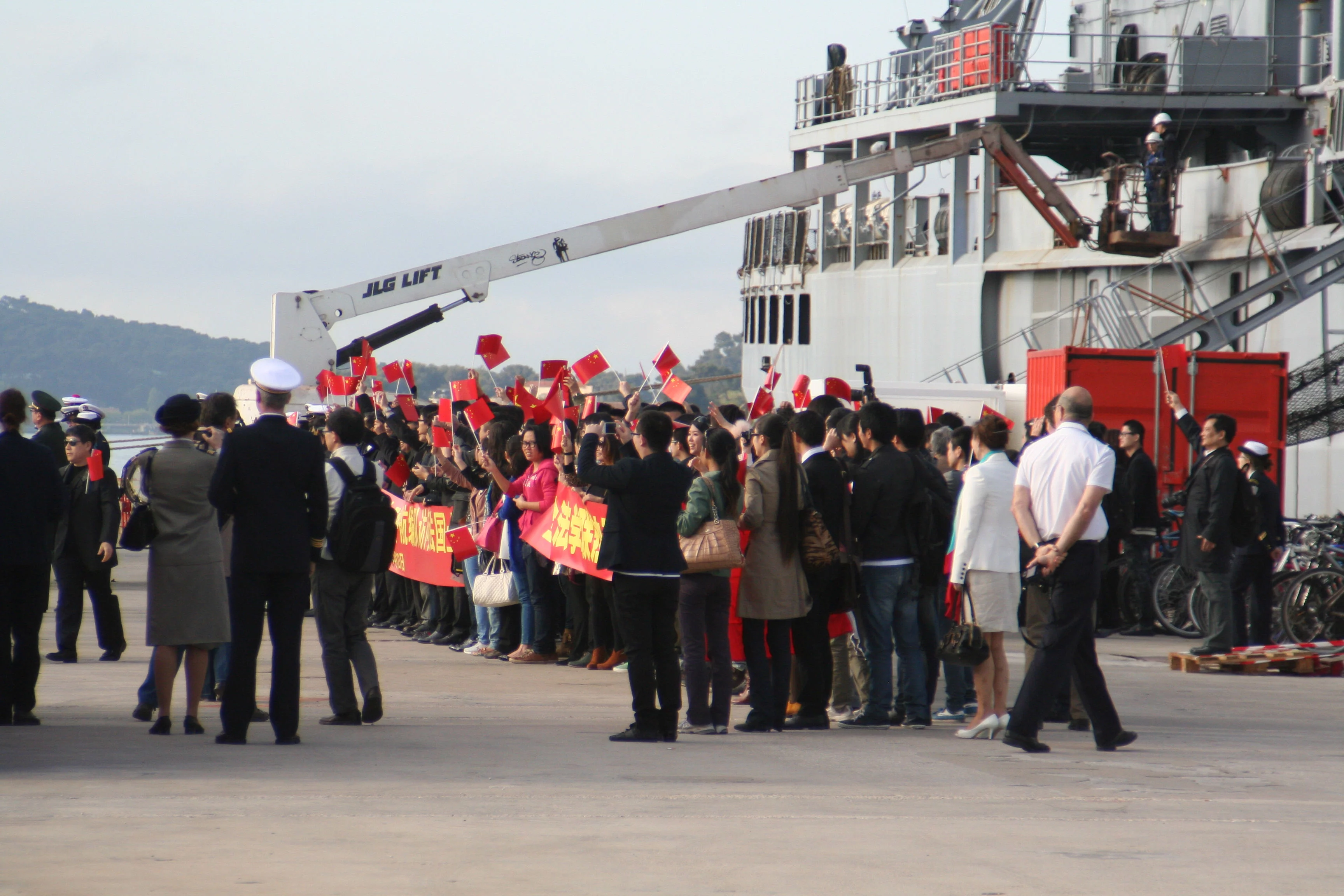 La communauté chinoise venue accueillir les bâtiments chinois