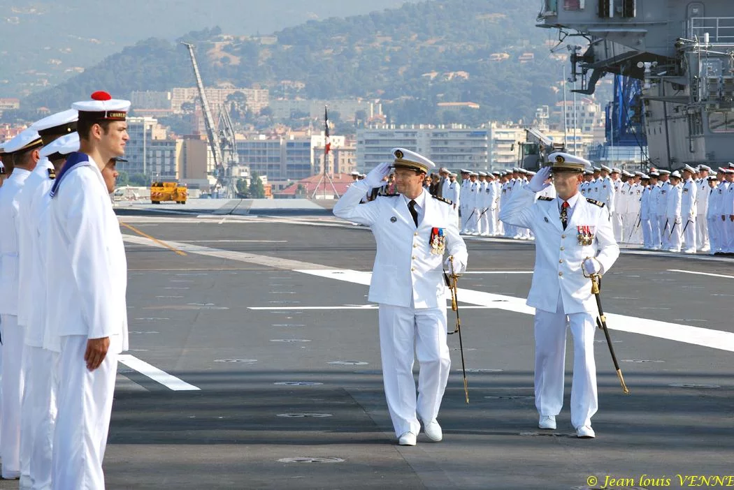 Le CV Rolland et le command en second passent l'équipage en revue