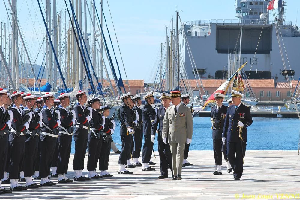 Les autorités passent le détachement d'honneur en revue