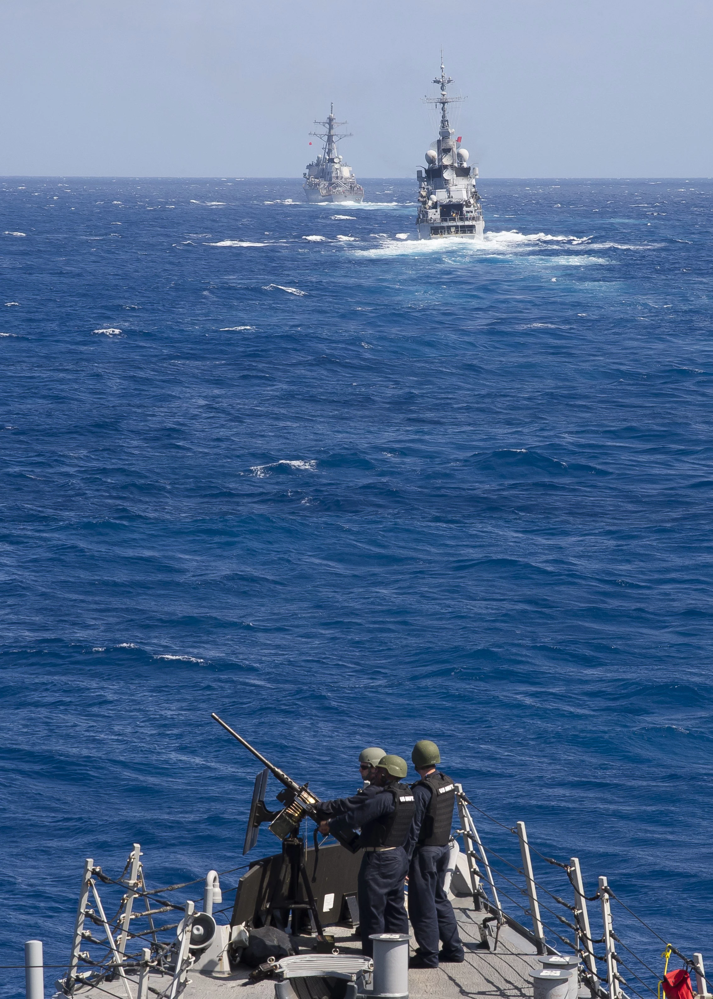 Les destroyers USS Ross et USS Laboon manoeuvrent avec la frégate Cassard