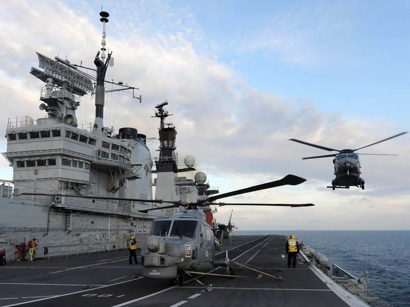 Un hélicoptère NH90 se pose sur le HMS Illustrious