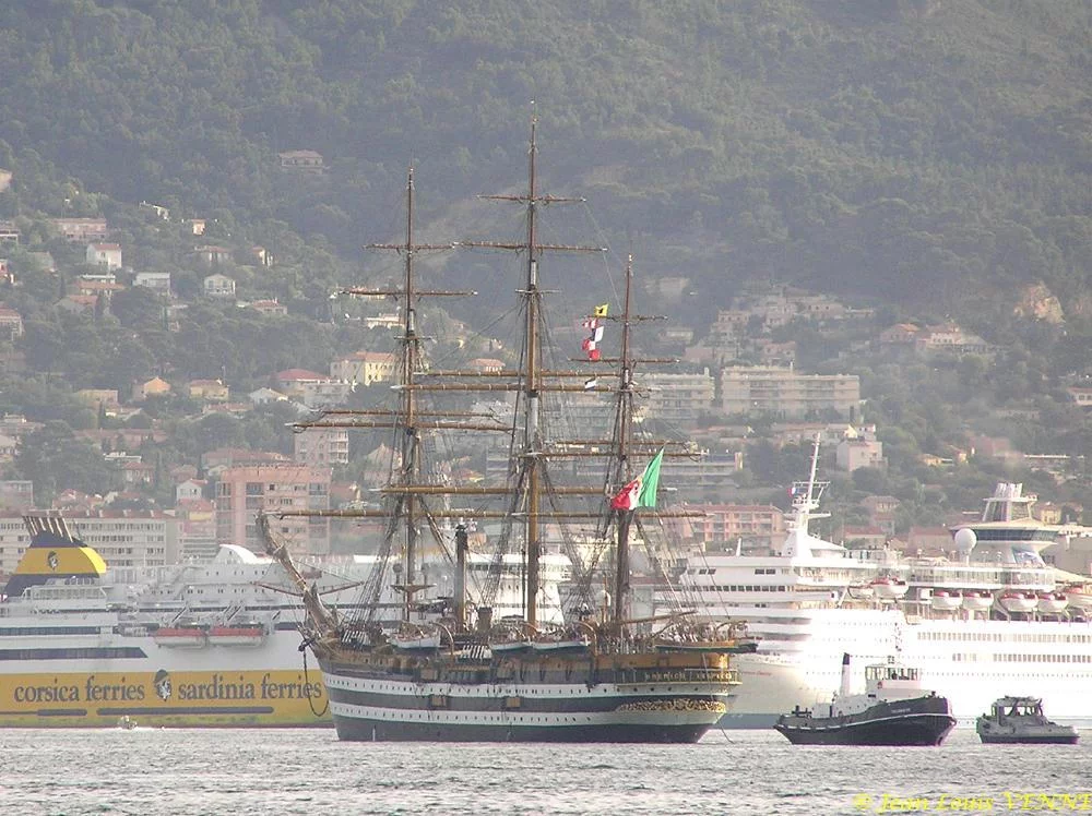 Le voilier école italien Amérigo Vespucci arrive à Toulon