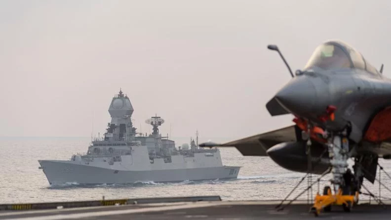 Une frégate indienne vue depuis le Charles de Gaulle