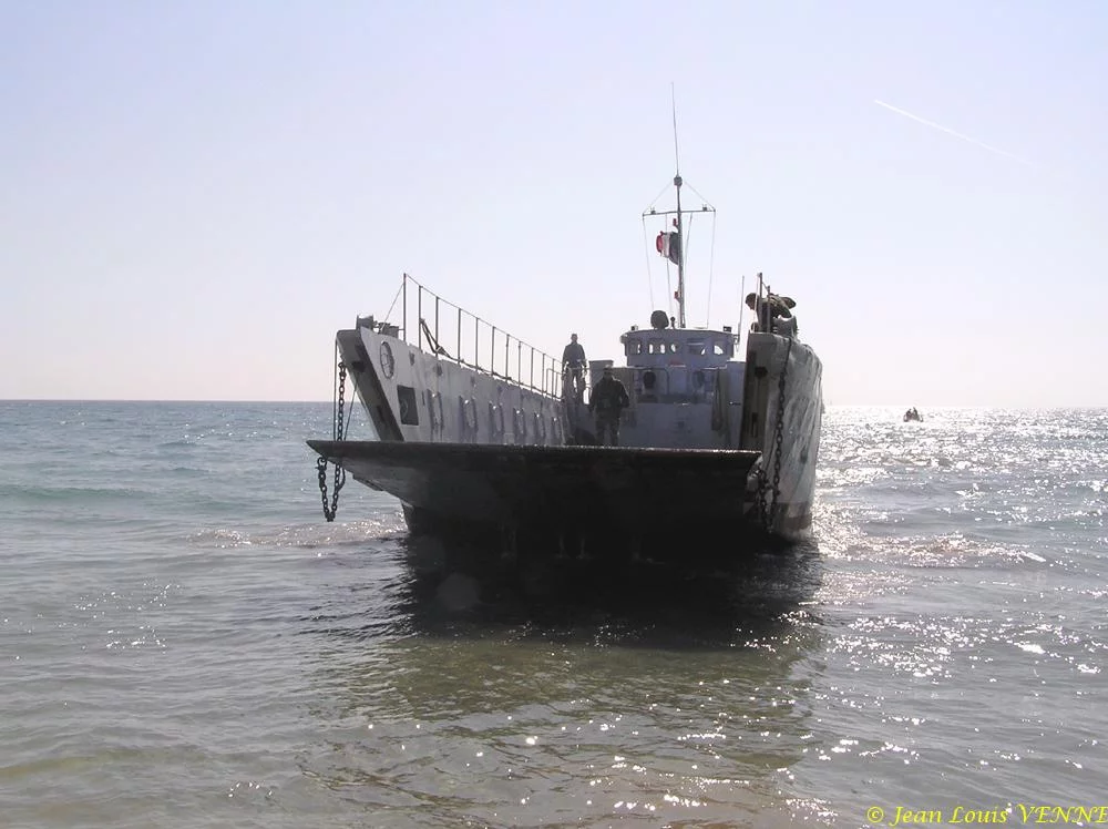 La flottille amphibie s'entraîne sur la plage des Sablettes