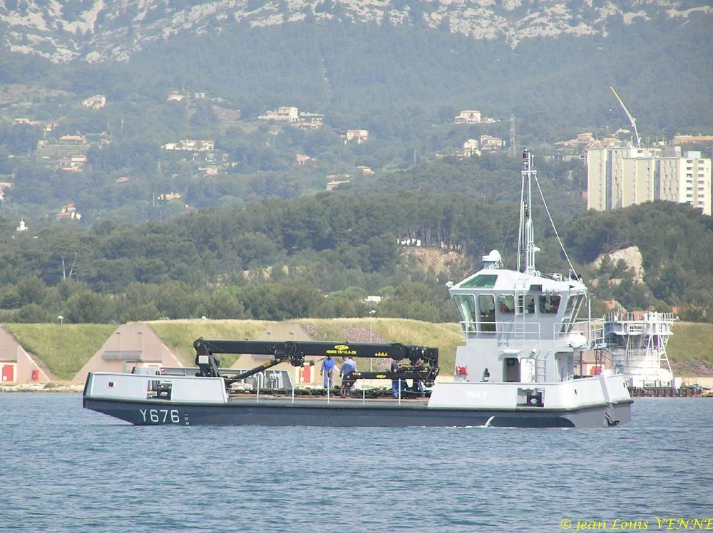 Un des nouveaux pontons-grues de la marine nationale