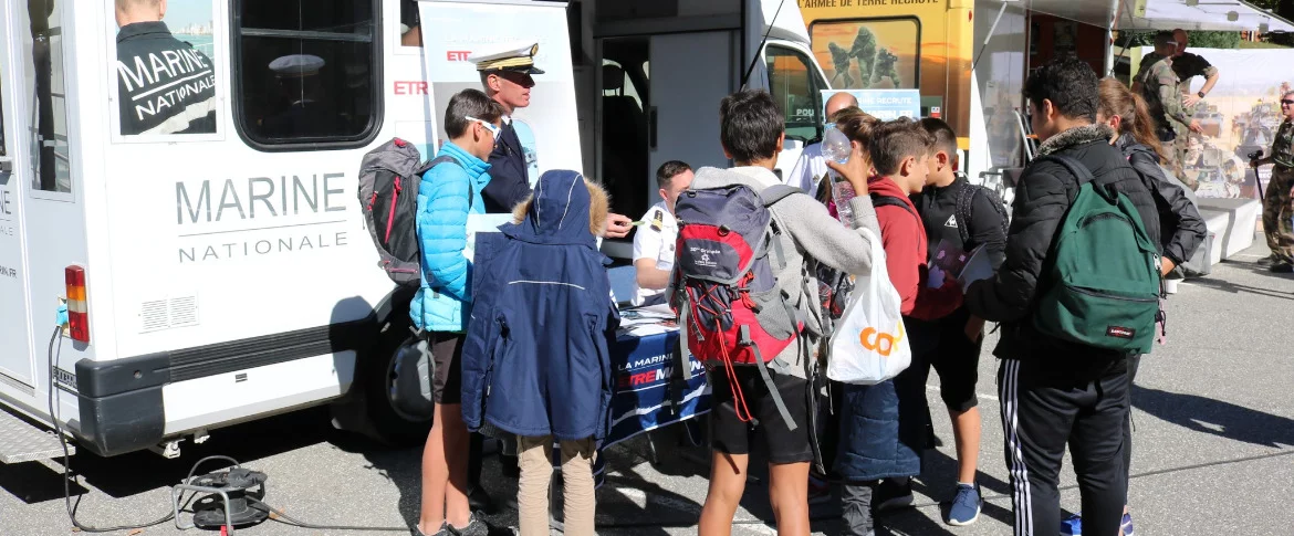 Le stand Marine nationale aux journées Sport-Armées Jeunesse de Chamonix