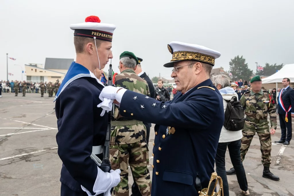 L'amiral Prazuck remet son insigne à un stagiaire de la PMM