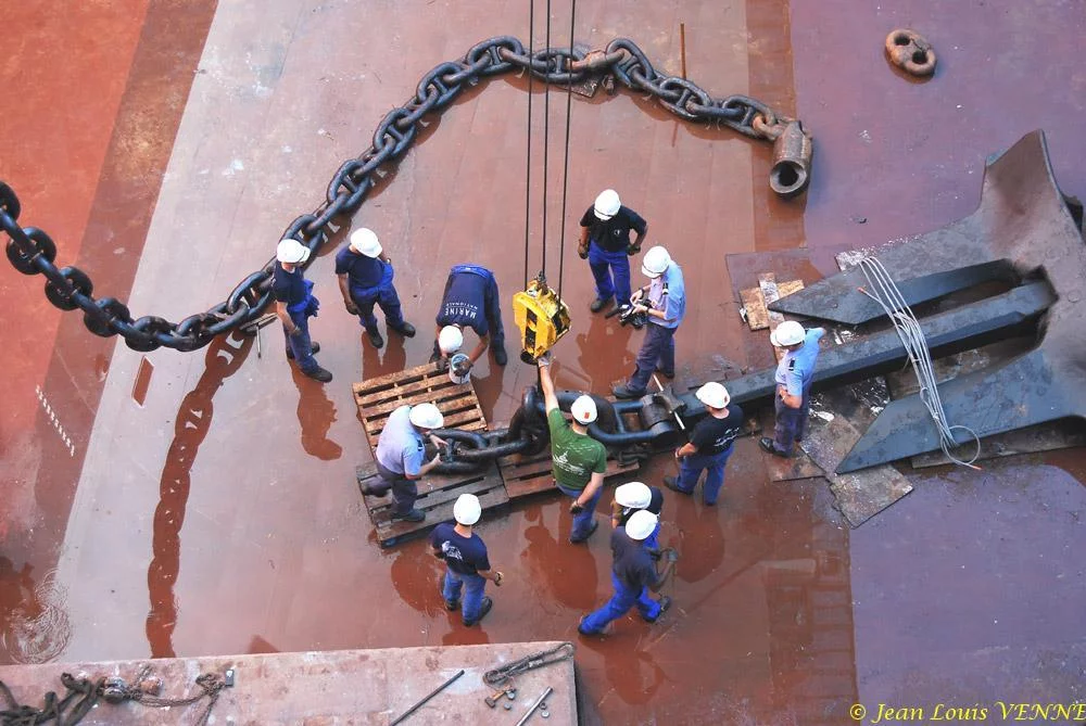 Le Charles de Gaulle ré-embarque ses lignes de mouillage