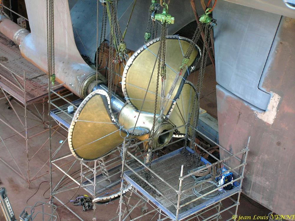 La seconde hélice du porte-avions