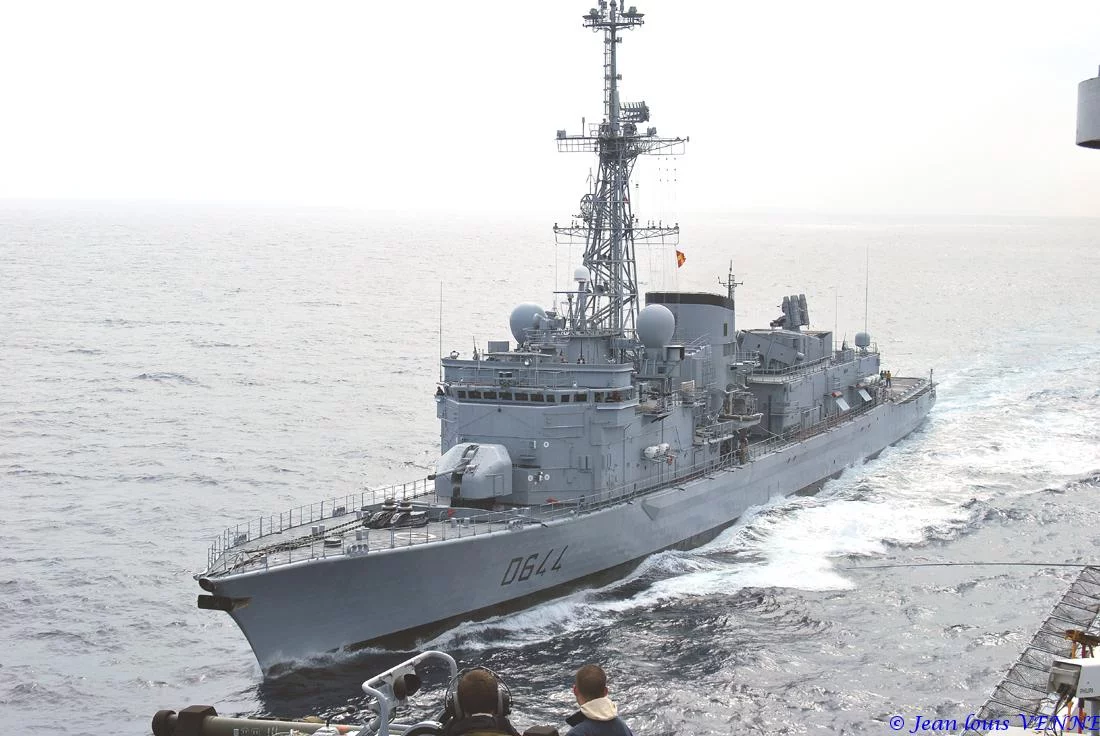 La frégate Primauguet se présente pour un ravitaillement à la mer