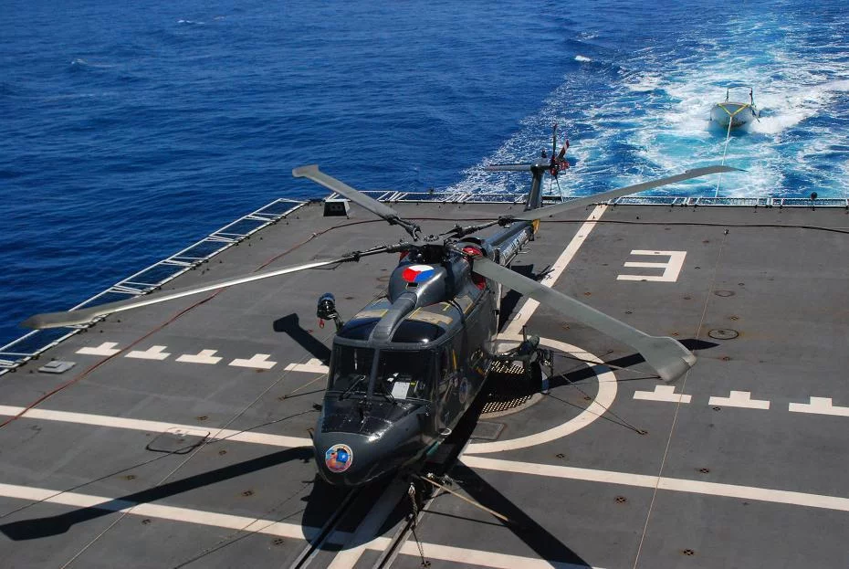 Le skiff remorqué par la frégate néerlandaise Evertsen