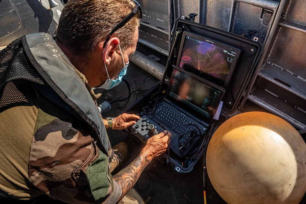 Un plongeur-démineur étudie les échos détectés dans le port de Beyrouth