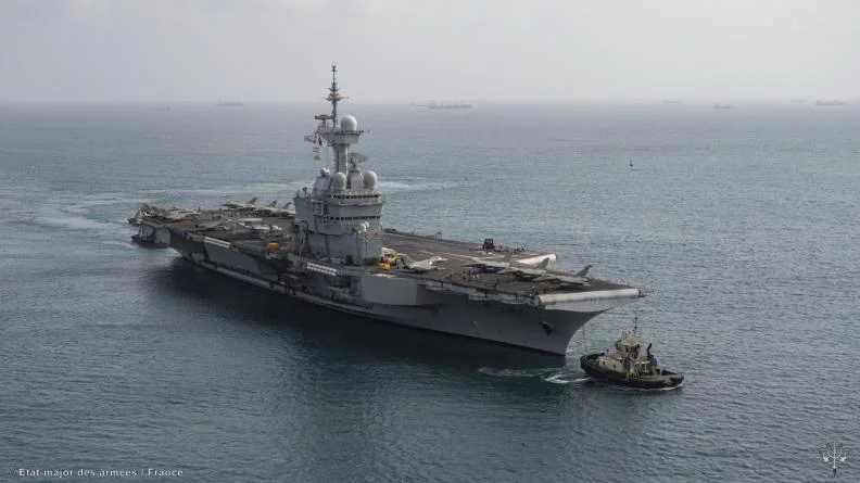 Le porte-avions Charles de Gaulle aidé par un remorqueur pour son accostage à Djibouti