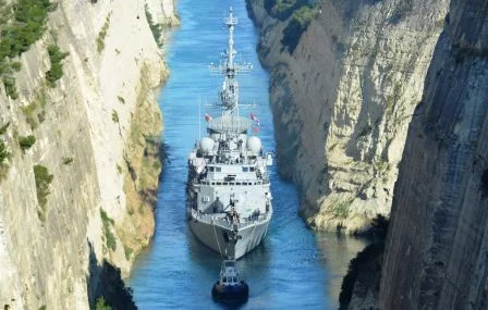 La frégate ASM Dupleix traverse le canal de Corinthe