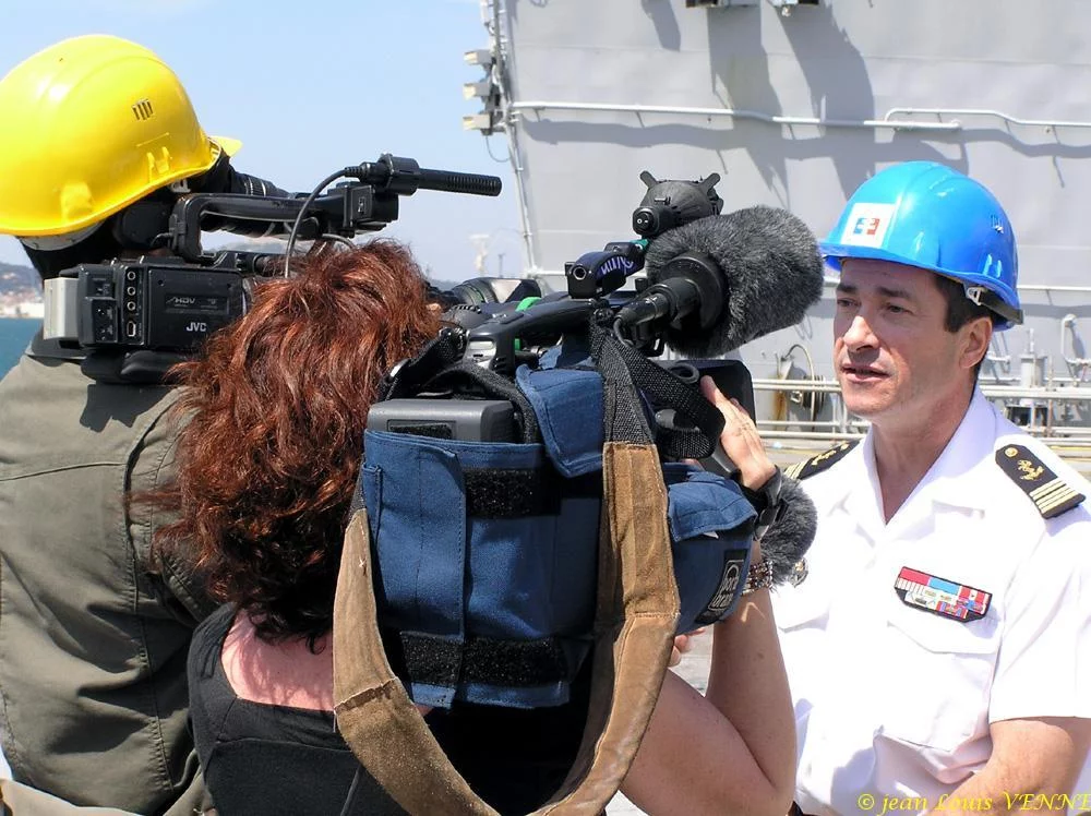 Le commandant répond aux questions des journalistes
