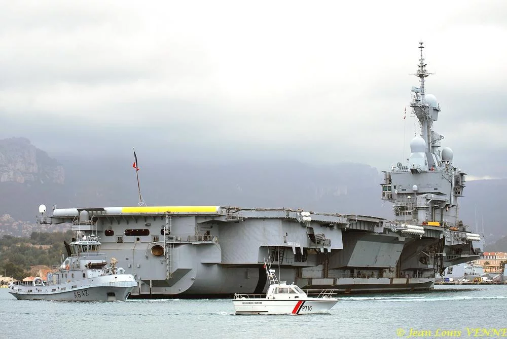 Avant l’arrivée du ministre, le Charles de Gaulle appareille