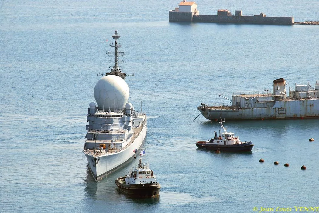 La coque de l'ex-Duquesne positionnée pour protéger le plan d'eau