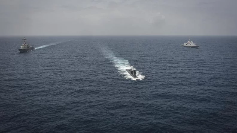 Le SNA Suffren, la FREMM Languedoc et la frégate américaine Thomas Hudner