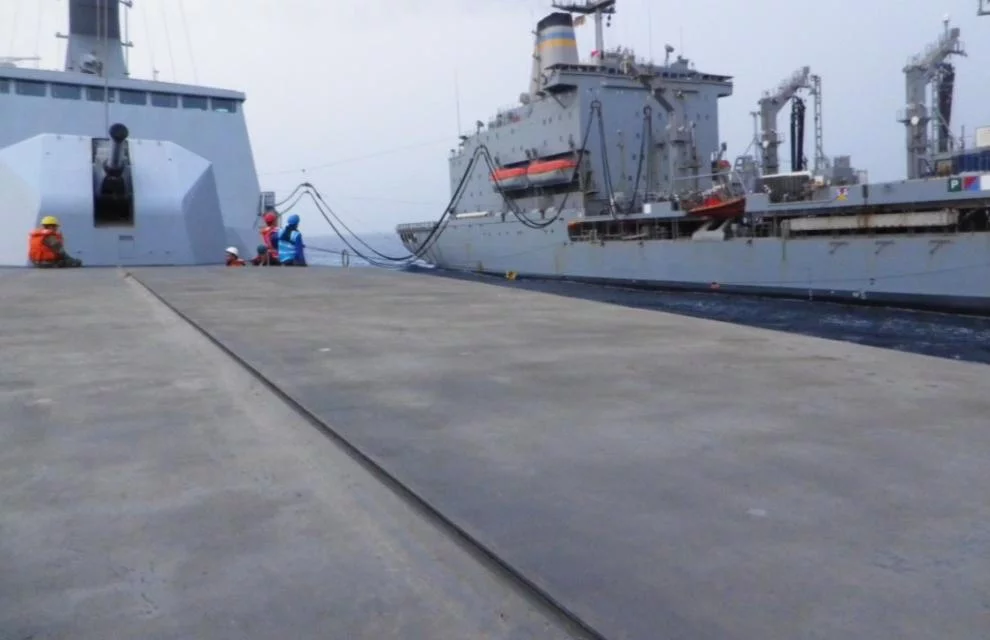 La frégate Courbet ravitaillée par un pétrolier américain