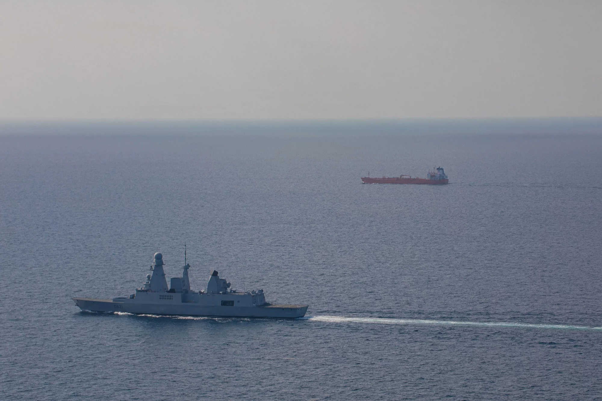 La frégate Chevalier Paul escorte un navire de commerce