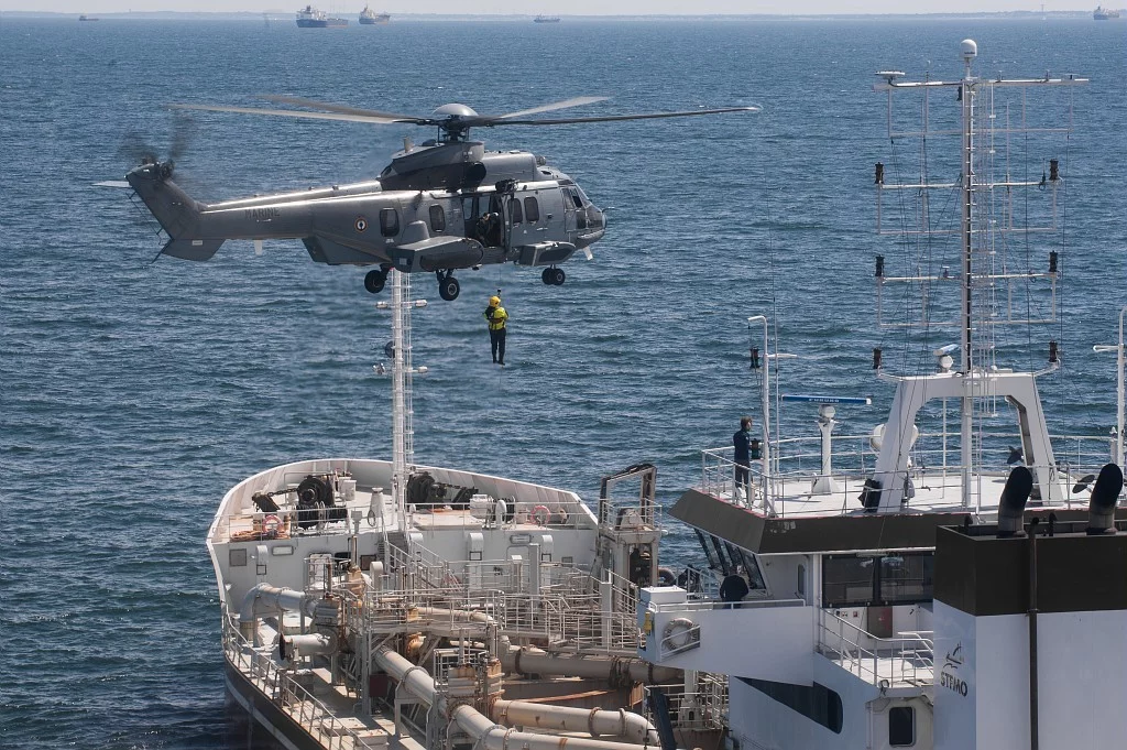 Hélitreuillage d'une Equipe d'Evaluation à bord d'un navire sinistré