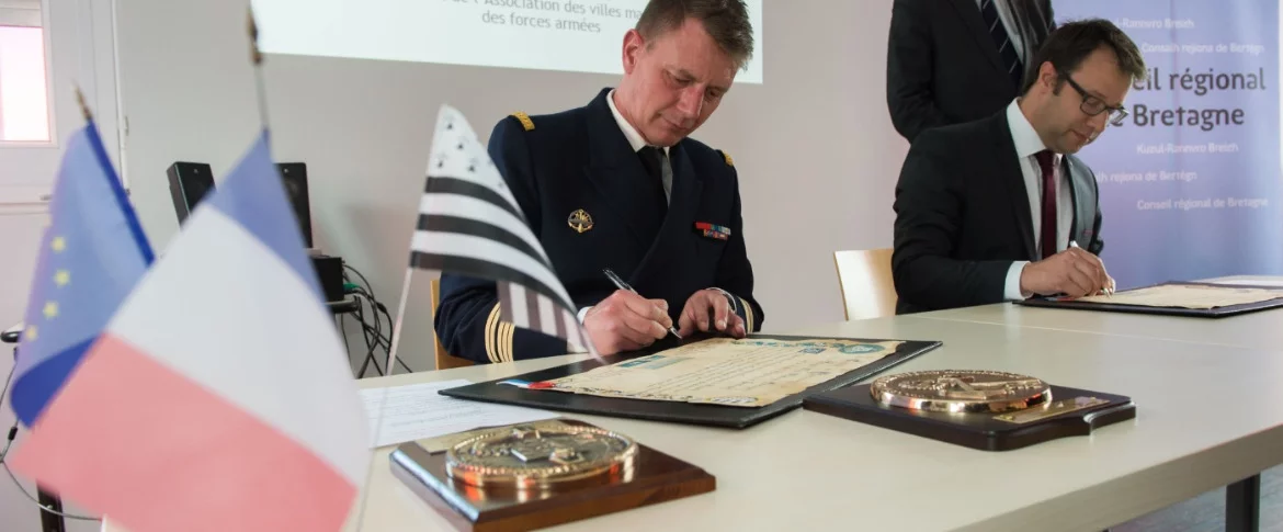Signature de la convention de parrainage entre le président de la région Bretagne et le commandant de la frégate Bretagne