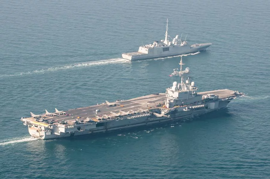 La frégate Aquitaine aux côtés du Charles de Gaulle