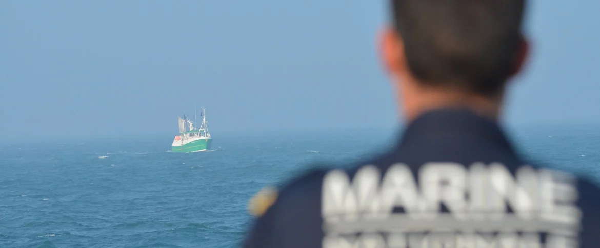 Le PSP Pluvier déroute un navire de pêche anglais