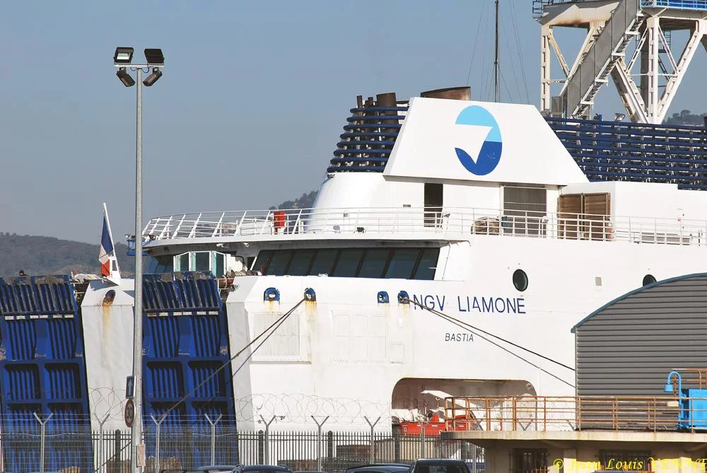 Le Liamone entre dans un bassin de DCNS à Toulon