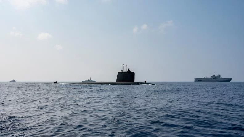 Le porte-hélicoptères Mistral, un sous-marin nucléaire d'attaque, la frégate Courbet et le bâtiment de soutien Loire