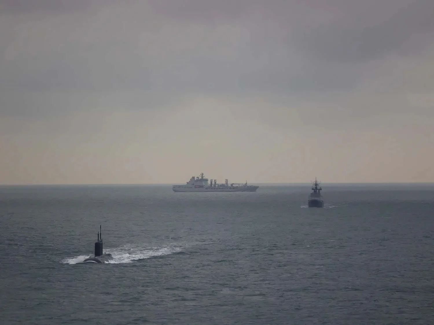 Le sous-marin russe Krasnodar, le remorqueur Altay et le pétrolier britannique RFA Tidesurge