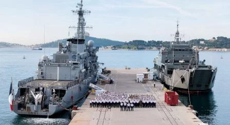 Les équipages du Dupleix et du BDSL 472 de la marine algérienne