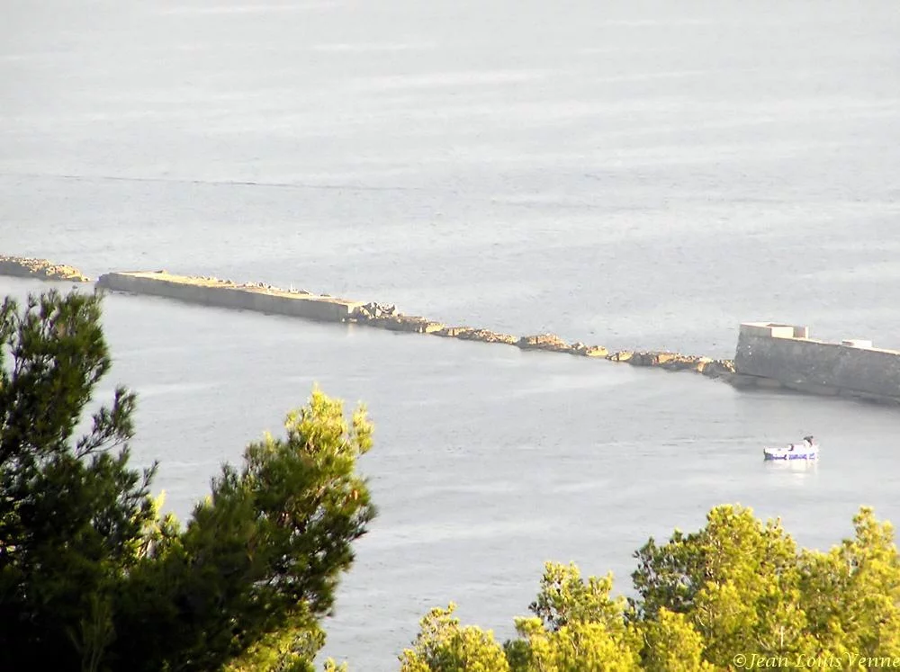 La jetée qui protège la rade de Toulon