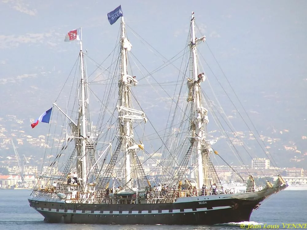 Le voiler Bélem quitte le port de Toulon