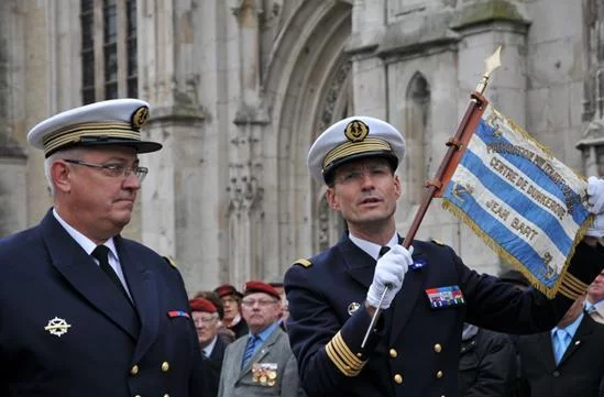 Le commandant du “Jean Bart” remet leur fanion aux stagiaires de la PMM “Jean Bart”