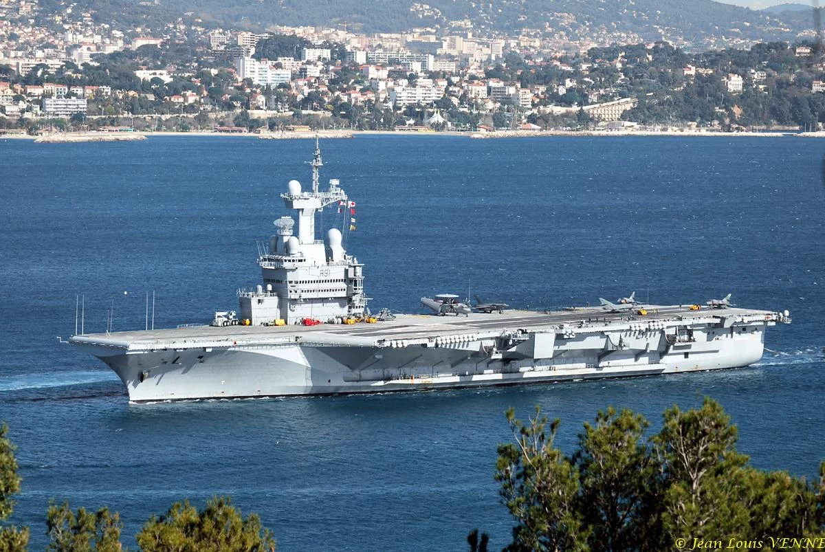 Le porte-avions Charles de Gaulle rentre de mer