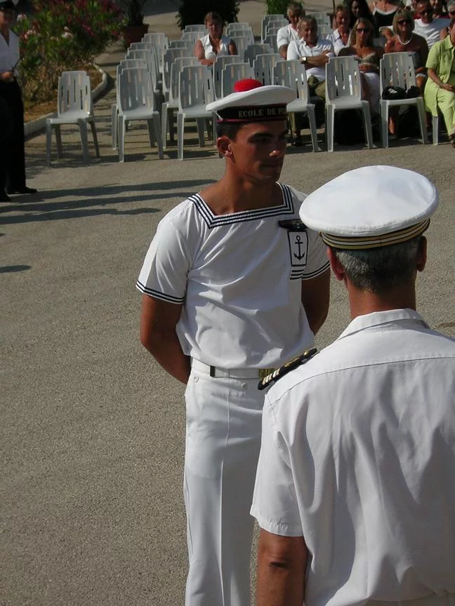 Un élève du BAT reçoit son insigne de plongeur-démineur